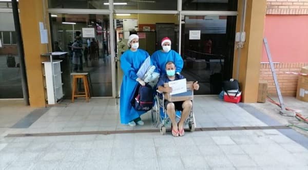 Tras 15 días en terapia, dan de alta a hombre que venció al Covid-19
