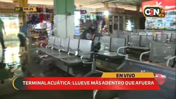 Lluvia permea y deja bajo agua la terminal de Asunción