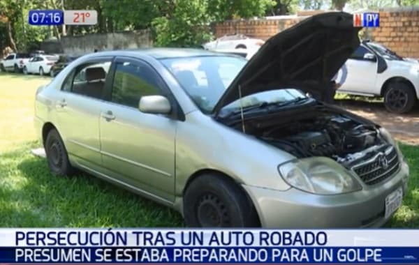 Recuperan vehículo robado en persecución