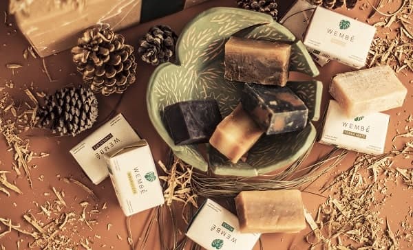 Marca de jabones lanza edición limitada acompañada de artesanías