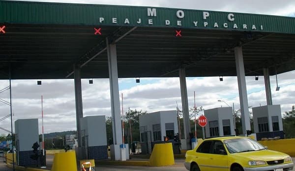 Pobladores se manifiestan y piden traslado de peaje de Ypacaraí