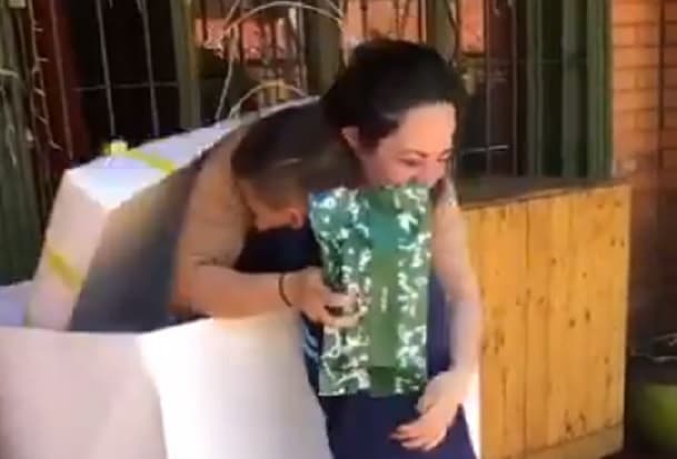 La historia del abrazo que conmueve a todos en redes