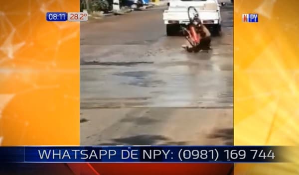Ciclista sufre dura caída a causa de bache