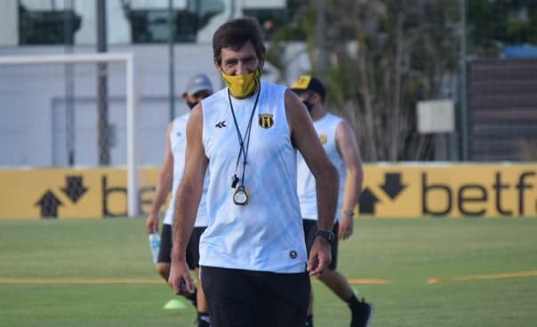 Gustavo Costas renuncia a la dirección técnica de Guaraní