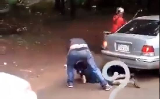 Niño sufre golpiza por comer banana sin permiso