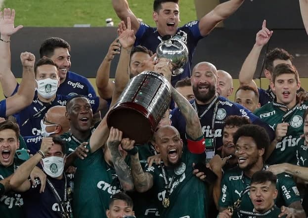 Capitán y figura: Gómez levanta la Copa Libertadores