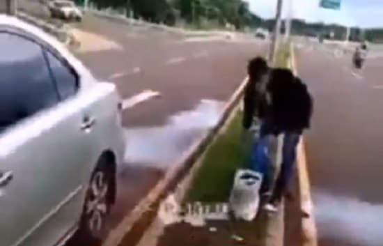 Agentes de Lince obligan a joven a juntar las latas que arrojó en costanera