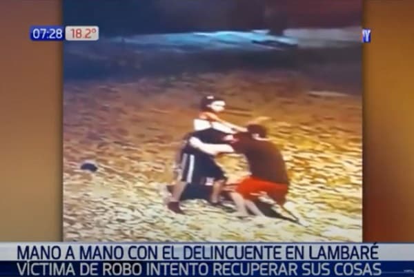 Víctima de asalto lucha para recuperar sus pertenencias