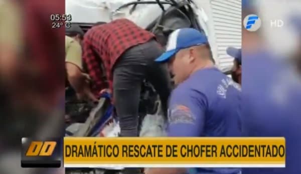 Desesperado rescate de conductor de camión tras choque