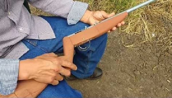 Adolescente muere por disparo accidental de rifle casero