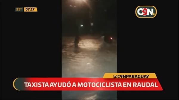 Taxista salva a una motociclista de ser arrastrada por raudal