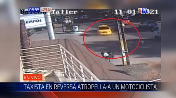 Taxista en reversa atropella a dos personas en Luque