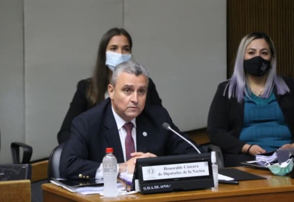 Villamayor se salva de la censura por un voto