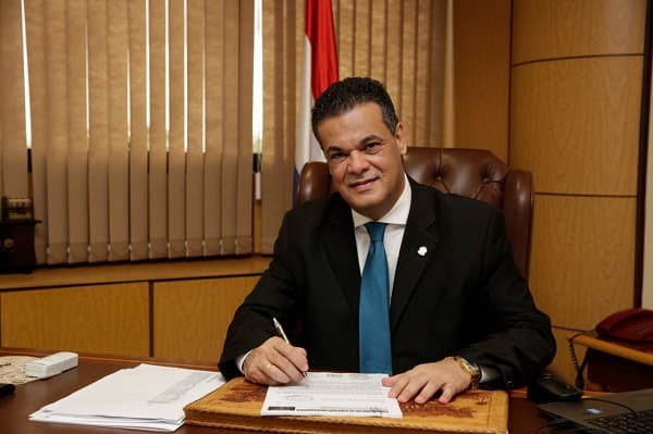 Acevedo comenzó como concejal y sobrevivió a atentado, recuerda hermano