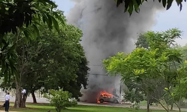 Avión traía al menos seis personas y se estrelló en estacionamiento, confirman