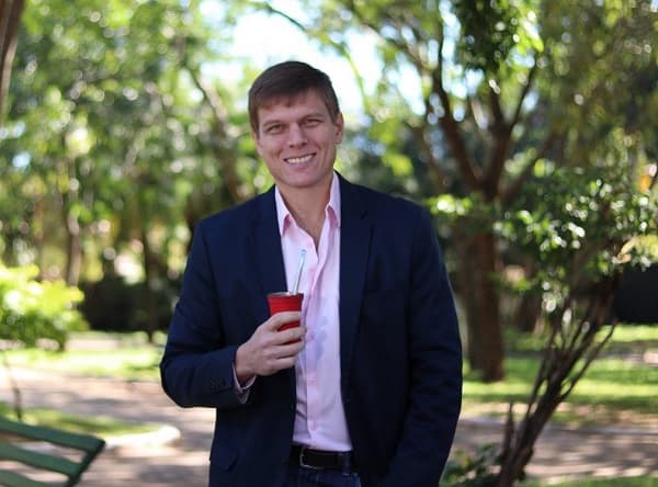 Brunetti renuncia al cargo de ministro de Educación