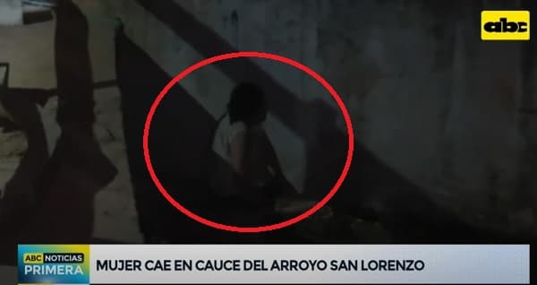 Mujer cae en cauce del arroyo San Lorenzo