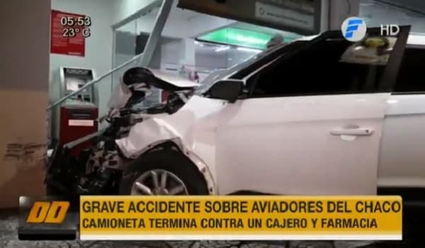 Tras choque, camioneta impacta contra cajero y farmacia