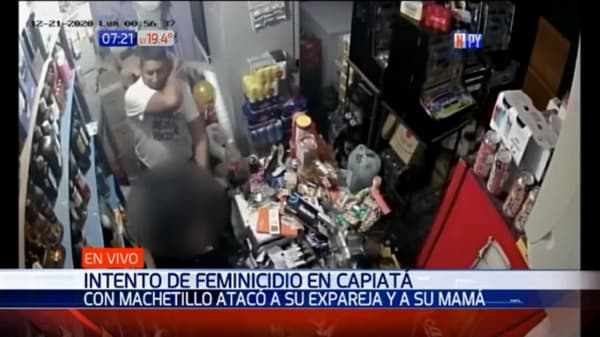 Cámara capta ataque de expareja a una mujer