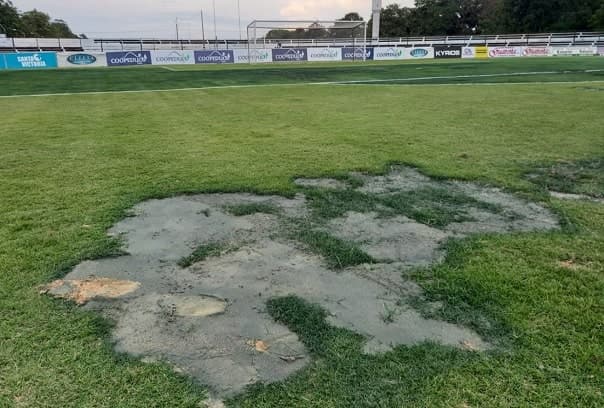 Postergan partido por mal estado del campo