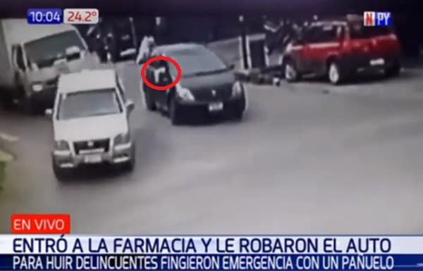 Roban vehículo frente a farmacia y usan pañuelo blanco para huir
