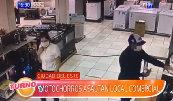 Asaltantes se llevan millones y celulares de alta gama de local comercial