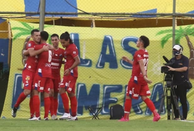 Nacional golea a Luqueño en partido cargado de polémica