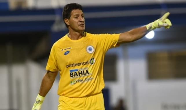 Arquero vuelve a jugar a los 49 años y tras 16 años de inactividad