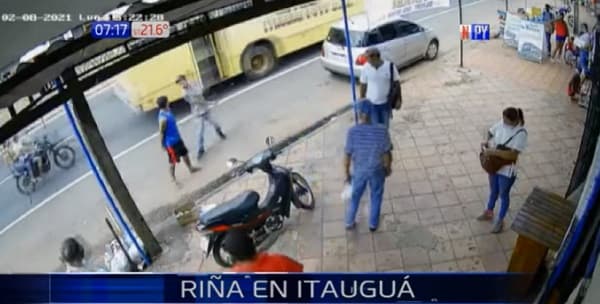 Detienen a limpiavidrios tras herir a vendedor ambulante