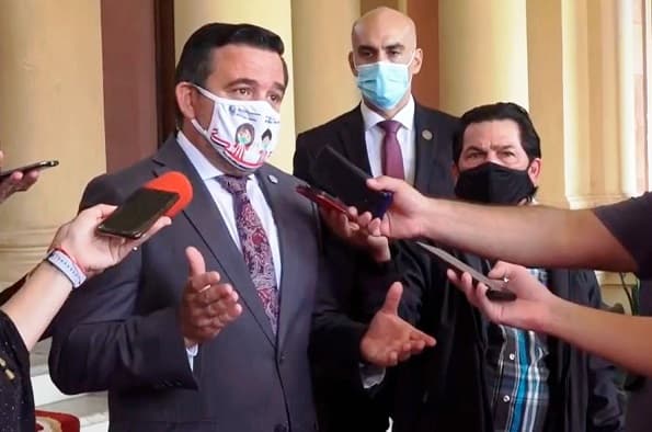 Salud y Educación instan a retornar a aulas y gremio se opone