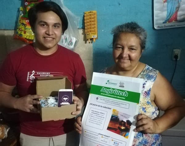 BID apoya a jóvenes músicos con entrega de celulares para seguir clases virtuales