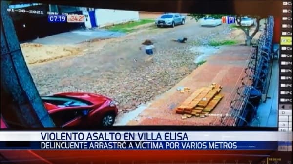 Mujer es arrastrada por vehículo de asaltantes