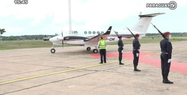 Abdo Benítez viaja a Uruguay para abordar temas comerciales con Lacalle Pou