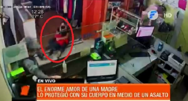 Mujer protege a su hijo durante asalto en Zeballos