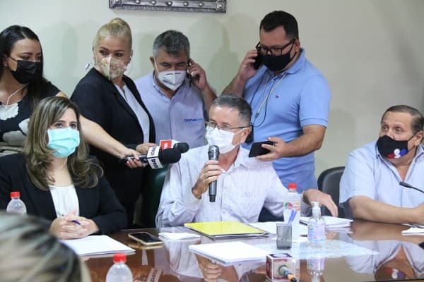 Oposición presenta libelo acusatorio contra Abdo Benítez y su vicepresidente