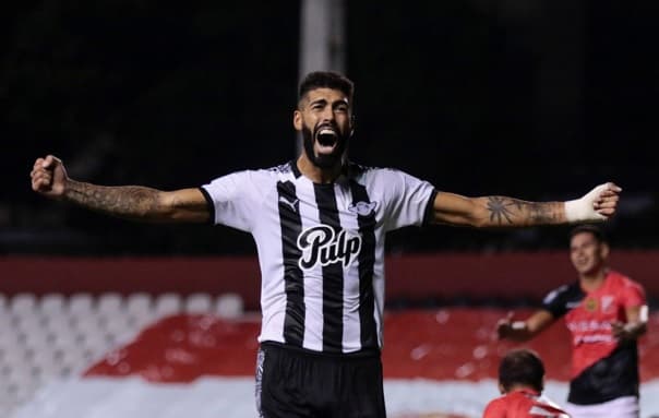 Libertad sufre para vencer a River con un penal dudoso