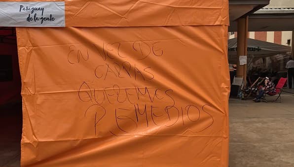 “En vez de carpas, queremos remedios”, dicen familiares en Clínicas