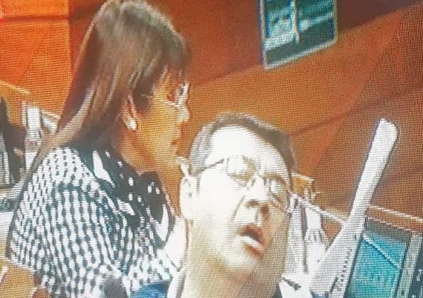 Diputado duerme en sesión donde se trata juicio político