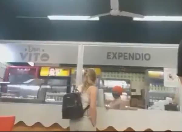 Captan a mujer maltratando a una trabajadora