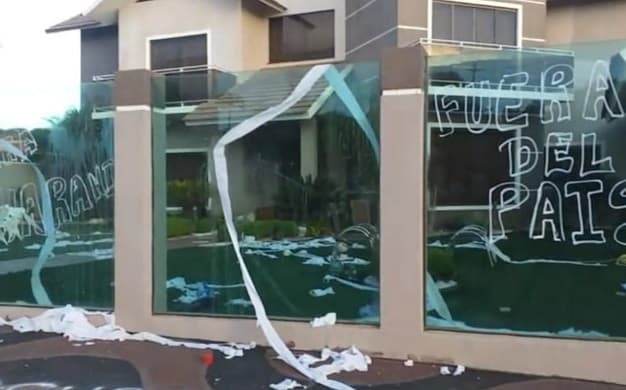 Escrachan a brasileña que quiso prohibir el guaraní