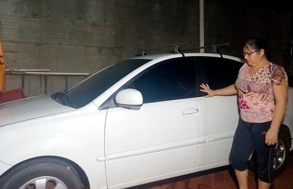 Familia rifa vehículo para cubrir gastos de terapia de paciente con Covid-19