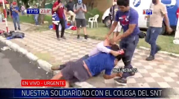 Turba golpea a periodista en inmediaciones del Congreso