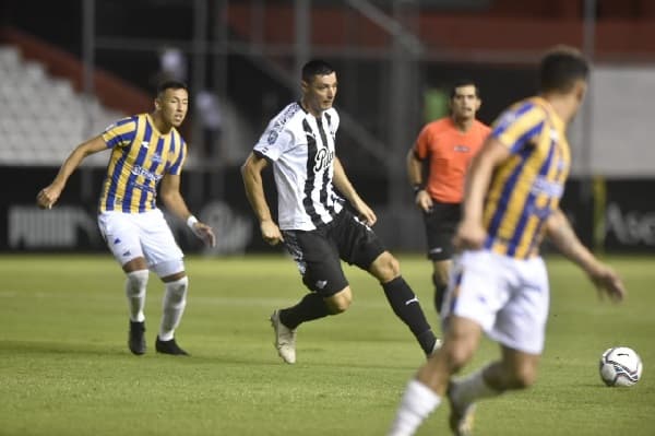 Libertad supera a Sportivo Luqueño y lidera la tabla del torneo