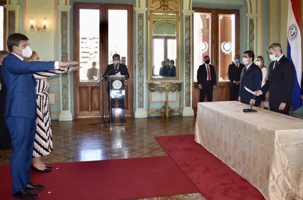 Juran los nuevos ministros de Educación y Mujer