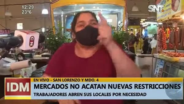 Comerciantes en mercados siguen trabajando a pesar de restricciones