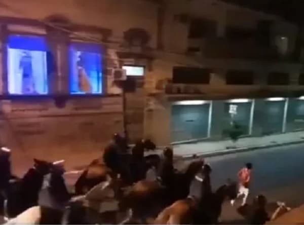 Montada hace correr a detenido y causa indignación ciudadana