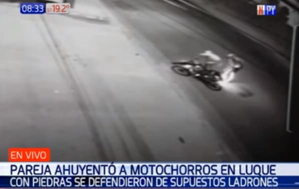 Pareja se defiende a pedradas de motochorros en Luque