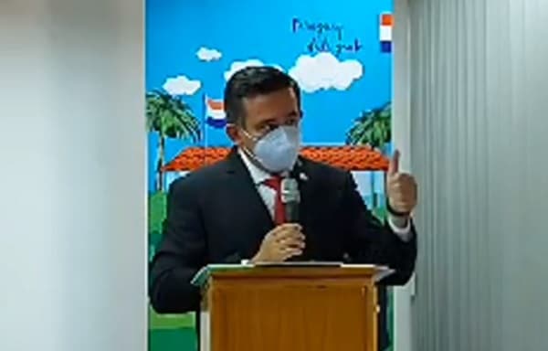 Petta rompe en llanto al despedirse del cargo