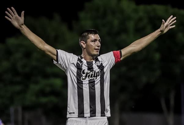 Libertad vence y es puntero provisorio