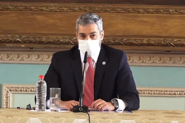 Abdo Benítez: Promesas, más donaciones y excusas